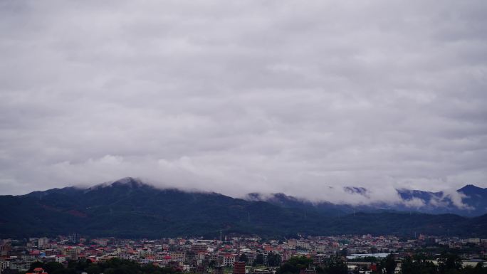 雨后小镇乡村山上云雾雾气缭绕下雨天森林