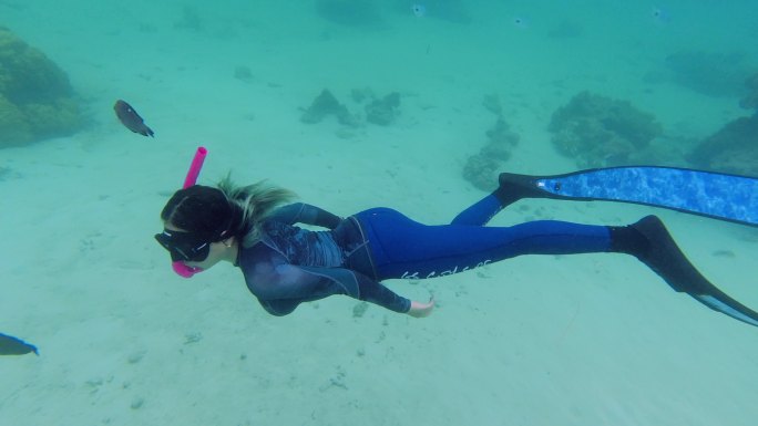 穿蓝色长脚蹼自由潜水的女孩