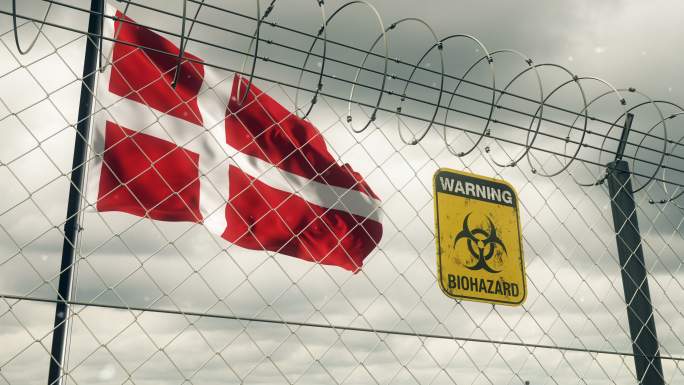 带有生物危害警告标志的丹麦国旗。循环的。