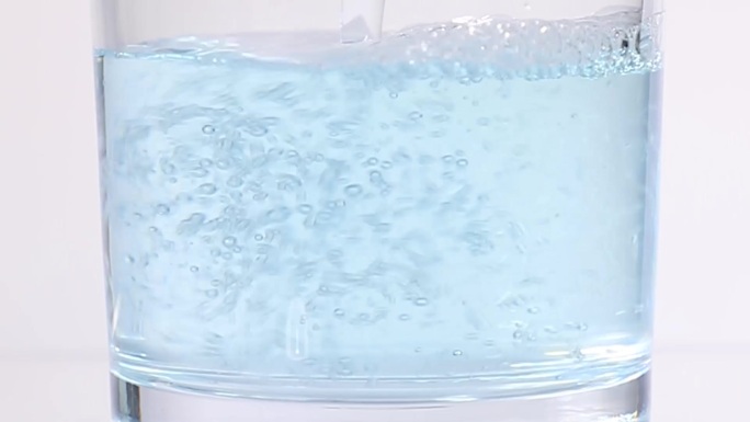 冰凉 漱口水 蓝色 水珠 水面 杯子倒水
