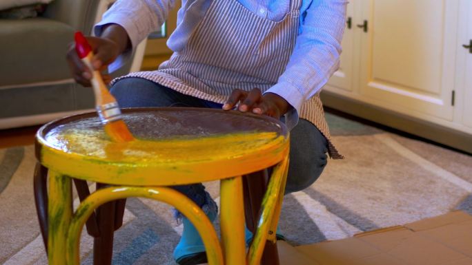 这位女士修复并改进了家中的一把旧木椅，把它漆成了黄色。闭合