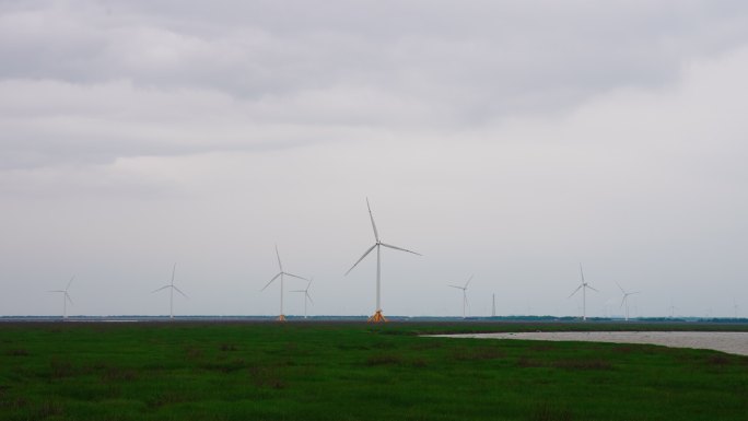 夏季湿地的风力发电机、发电厂
