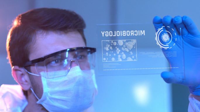 研究人员使用平板电脑-微生物学
