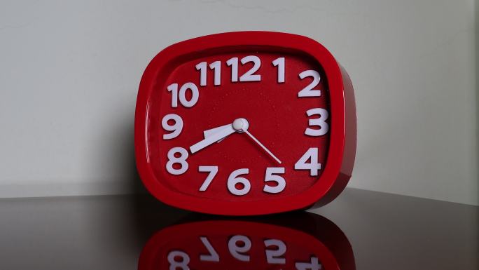 红色闹钟钟表计时