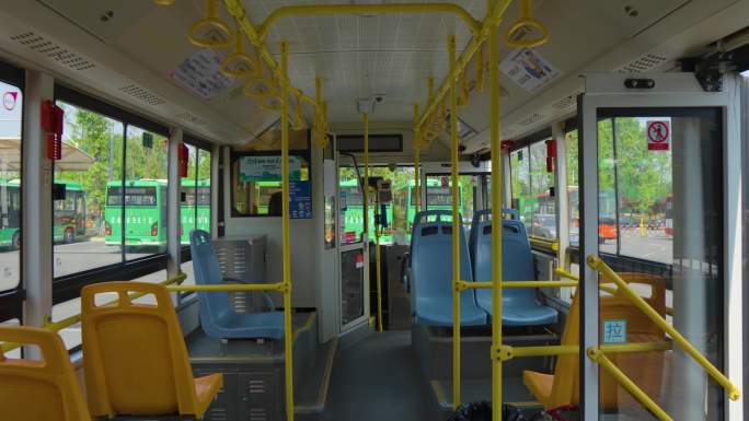 公交车内部和公交车的车内外电子设备