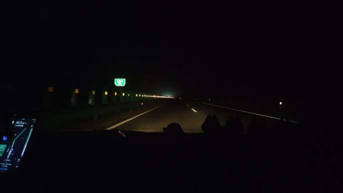 晚上行驶在高速公路上