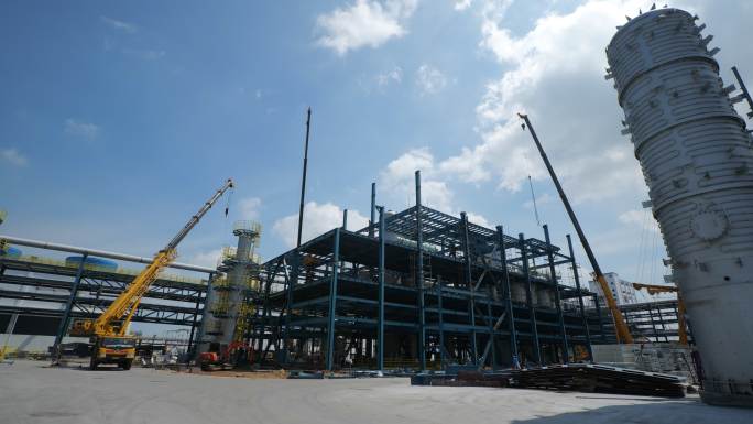 化工厂起重机吊装化学能源建设化工建筑工地