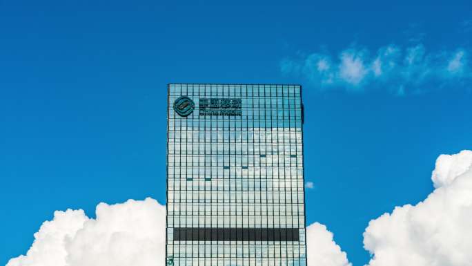 深圳中国移动大厦玻璃反射白云涌动