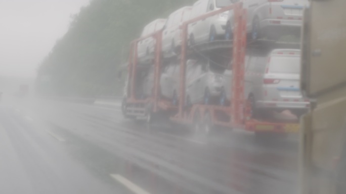 雨中货车行驶在高速公路上飞溅水花慢镜头