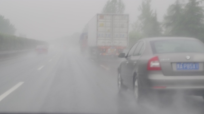 雨中汽车行驶在高速公路上飞溅水花慢镜头