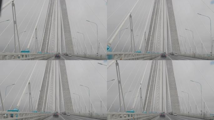 阴雨天车内升格拍摄驾车驶过苏沪通长江大桥