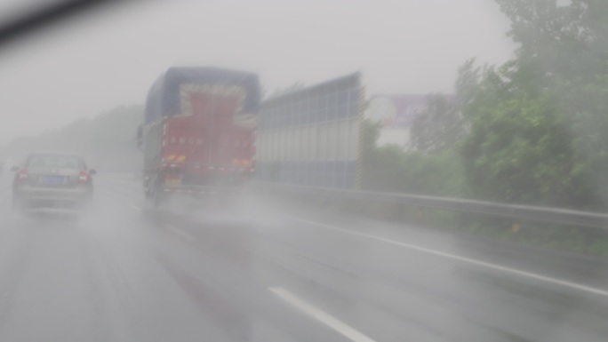 雨中汽车行驶在高速公路上飞溅水花慢镜头