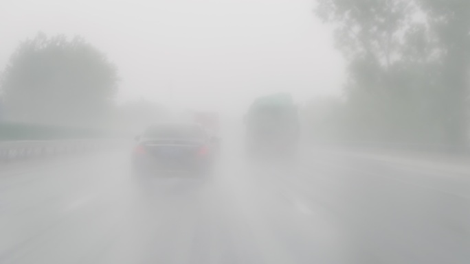 雨中汽车行驶在高速公路上飞溅水花慢镜头