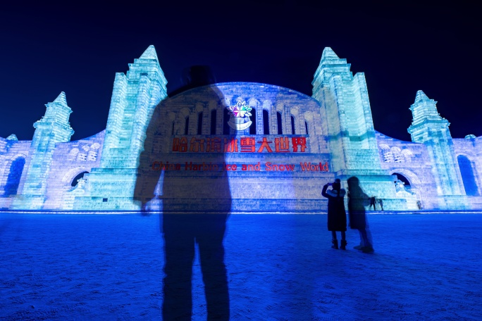 哈尔滨冰雪大世界夜景人流延时