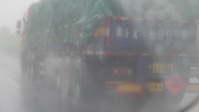 雨中货车行驶在高速公路上飞溅水花慢镜头
