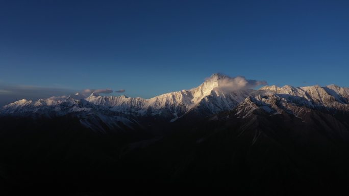 贡嘎神山日照金山