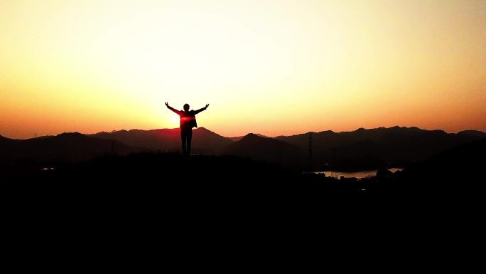 登山成功站在群山之巅拥抱太阳与未来梦想