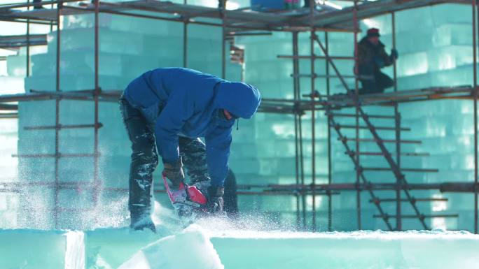 冰雕建设切冰冰雪建筑