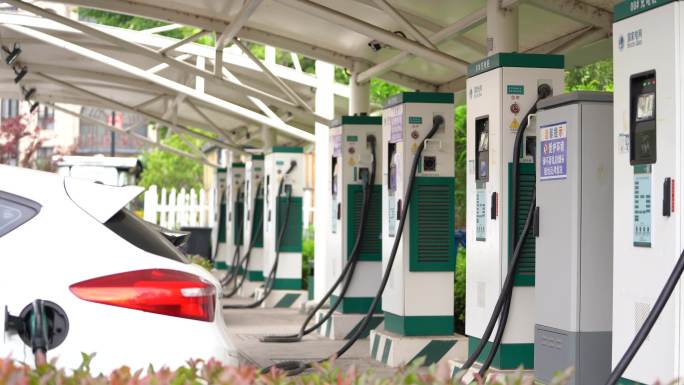新能源汽车国家电网充电站充电原素材