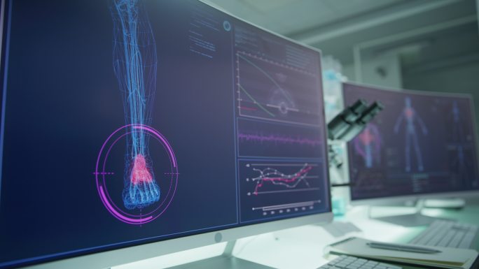 空荡荡的实验室里有电脑和显微镜。带有动画人体模型的屏幕。扫描虚拟病人的受伤情况。脚踝有红色斑纹