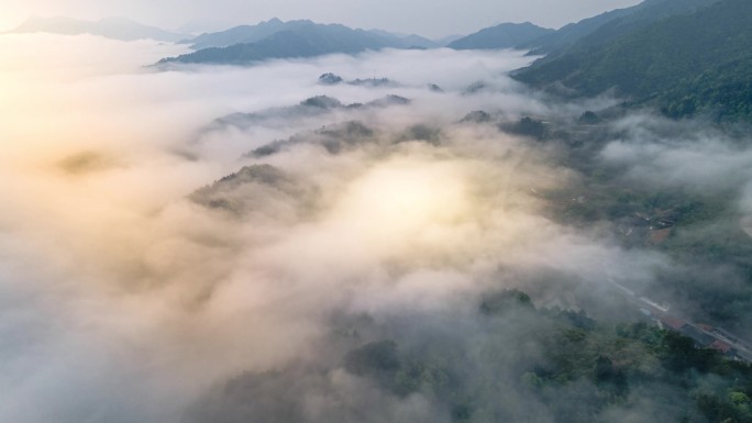 航拍清晨山间翻滚的云海