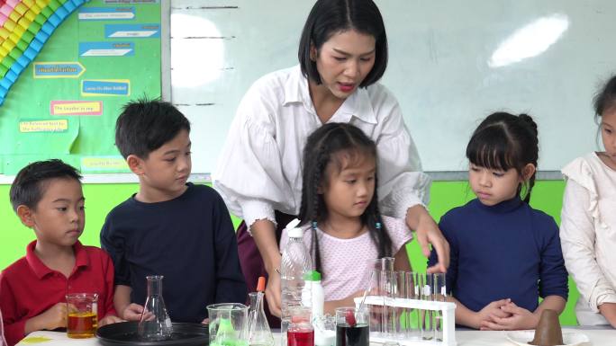 科学实验室的老师和孩子们。