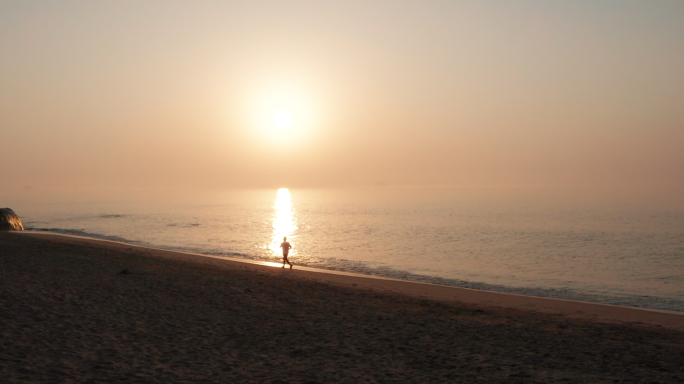 海边跑步航拍  朝阳夕阳中跑步航拍