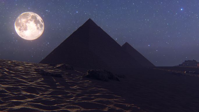 夜晚有月亮的金字塔