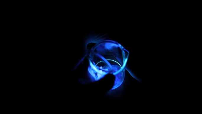 科学家用紫外光证明化学物质在实验室烧瓶中的阳性反应
