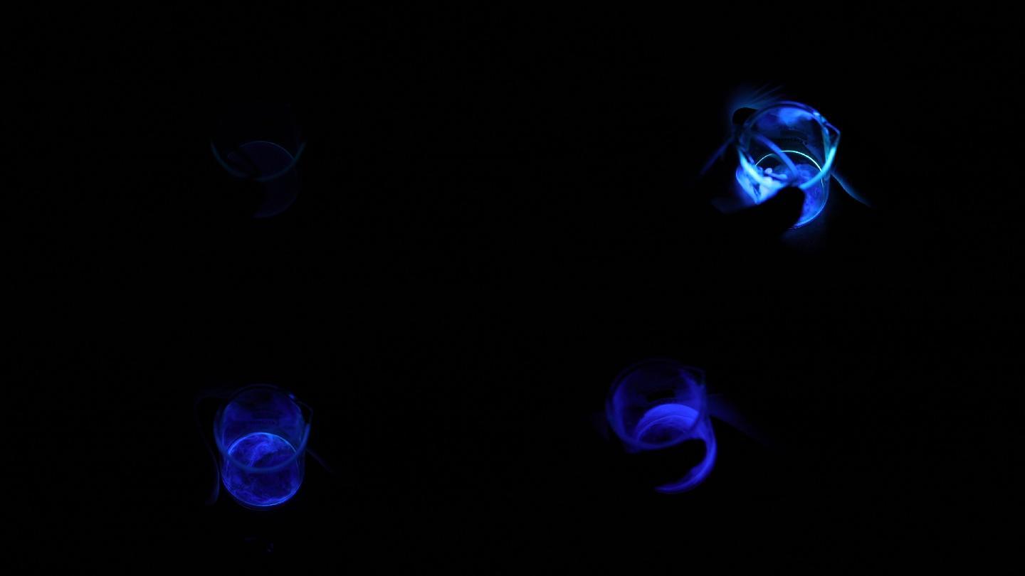 科学家用紫外光证明化学物质在实验室烧瓶中的阳性反应