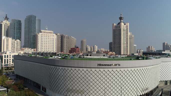 青岛海信广场，大气建筑群，蓝天白色建筑