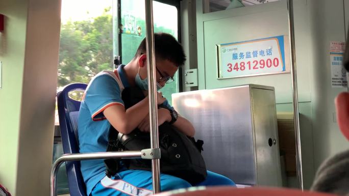 公交车上打瞌睡的学生