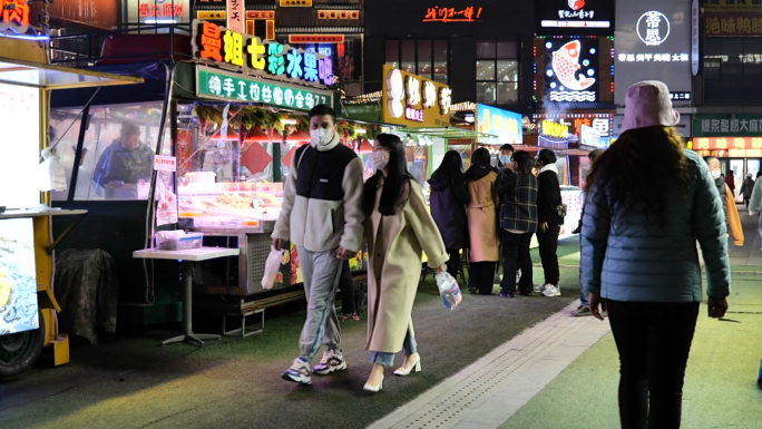 疫情后小吃街人群散步吃饭夜市吃饭的人