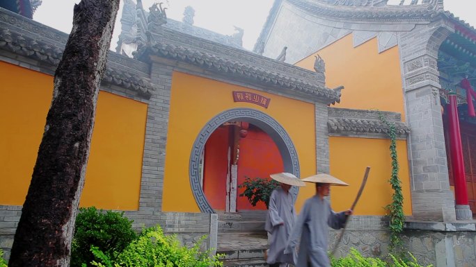 两位僧人进寺院