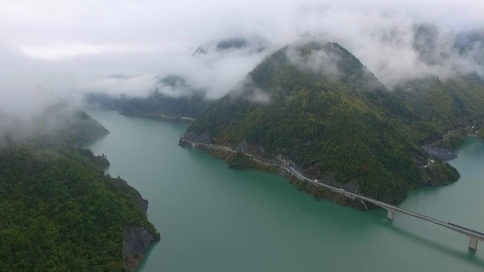 云雾中崇山峻岭