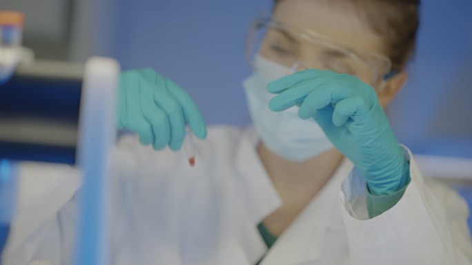 基因分子实验室：女研究员分离病毒变种