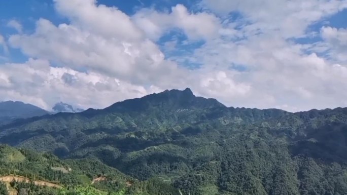 金秀大山蓝天白云