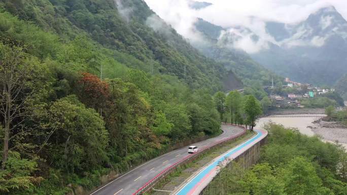 行驶在怒江大峡谷g219国道上的汽车