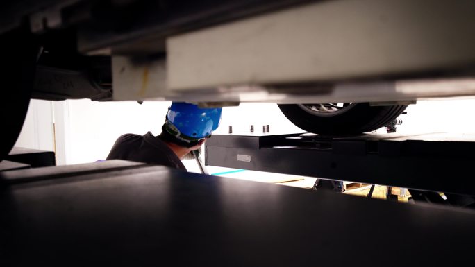 工人车间汽车维修安装特写