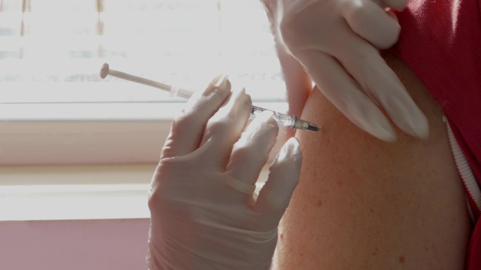 4K视频：医护人员接种疫苗以预防流行性COVID-19病。