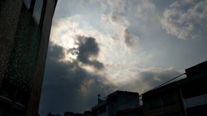 从房屋顶上飘过的流云落日夕阳行走的乌云