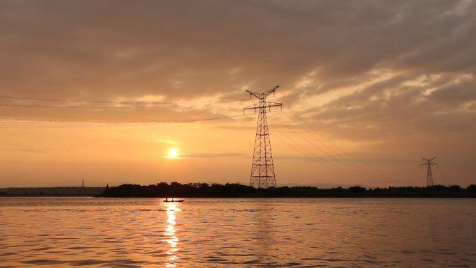 日落下的电力发电塔