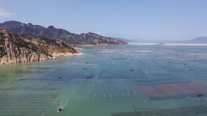 福建海岸线蓝色大海航拍海上养殖渔船