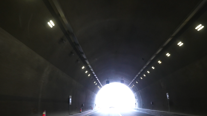 4k穿过强光隧道意象镜头