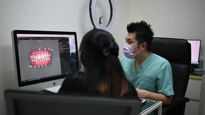 牙医向患者解释牙齿X光片