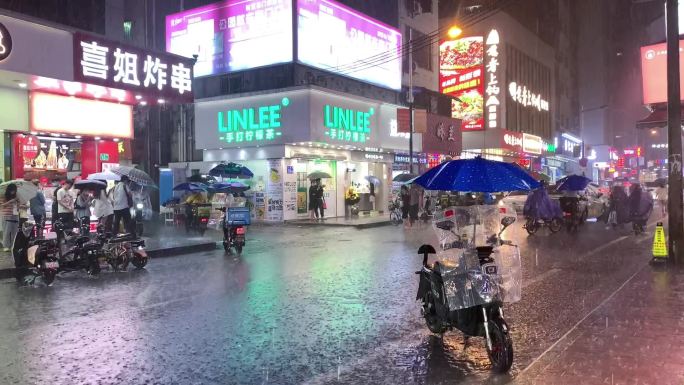 大雨中的霓虹灯街道