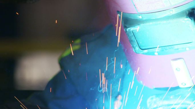 工人 电焊 焊接火花正面蓝色实拍