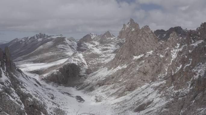 莲宝叶则雪景山体