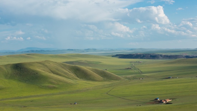 内蒙古草原高山下牧民小屋羊群游走美景延时