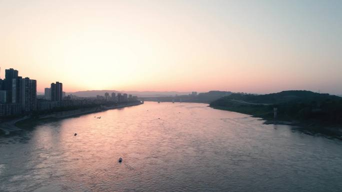 长江 夕阳余晖洒在江面上